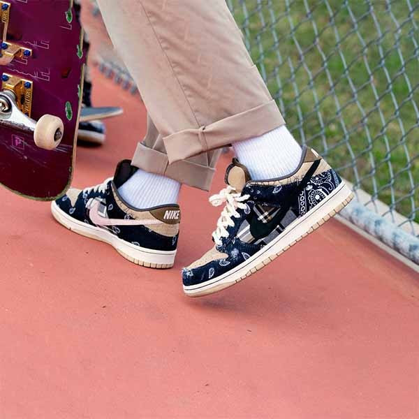 大人気コラボ！【ナイキ トラヴィス 偽物】 DUNK LOW×TRAVIS SCOTT コラボ入手困難トラビス ダンク ロー CT5053-001